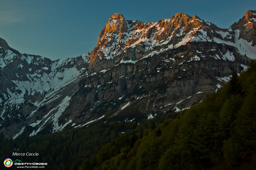 42_Primi raggi sulla Cima di Valmora.JPG